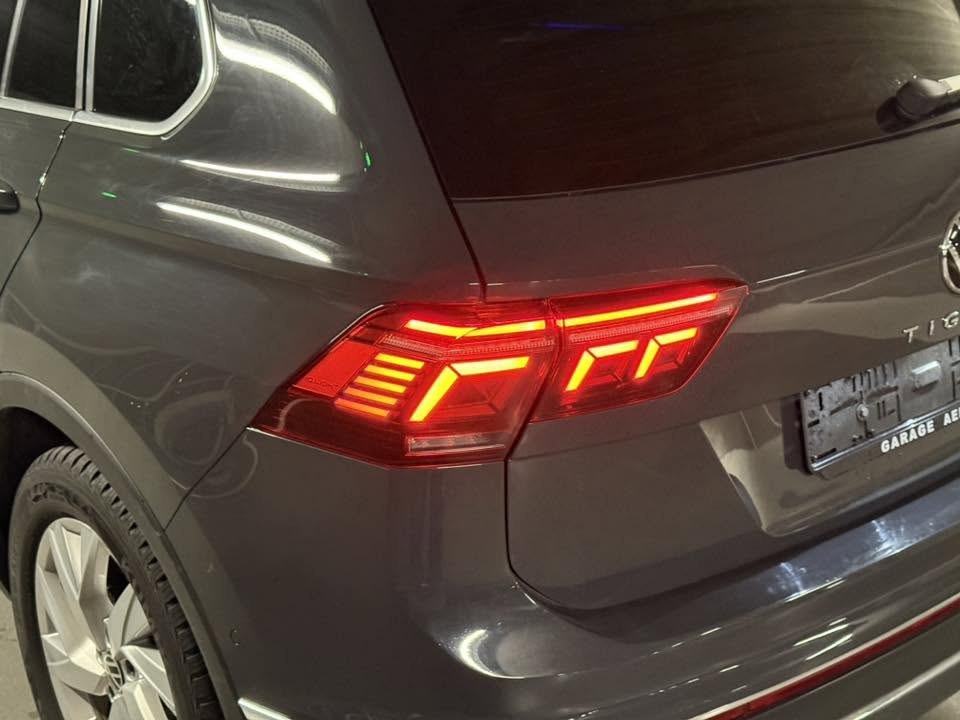 Feux arrière d'un Volkswagen Tiguan passé par le garage